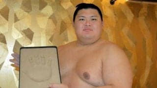 横綱大の里、手形レリーフお披露目　「昭和の大横綱」の郷里・宇佐で
