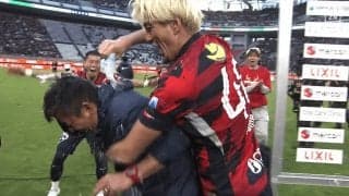 選手乱入！ 鹿島・鬼木達監督、“手荒すぎる祝福”でびしょ濡れ「切り込み隊長が好き」「ニコニコで水かけ笑」鈴木優磨の“言い訳”も話題