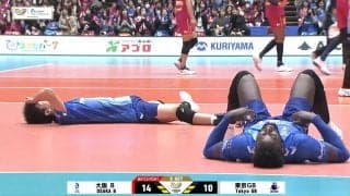 あまり見たことない…選手がバタバタ倒れ込む珍しい光景 男子バレー、およそ50秒の壮絶ラリーが生んだファン感動の一コマ