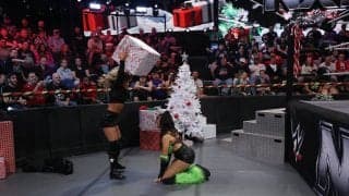 何やってんの？ 美女レスラー、クリスマスツリーに向かって“まさかの行動” 衝撃展開に実況も唖然