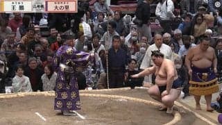 「セカンドバッグみたい」横綱の手に“分厚い懸賞束”「懸賞金がデカい」ファン驚愕
