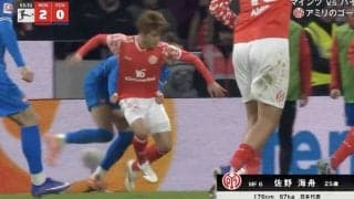 どうなってる…！？ 佐野海舟が「バケモノすぎる」相手を背負いながら”ドリブル突破”→驚異の“鬼フィジカル”「体強すぎ」「重戦車かよ」