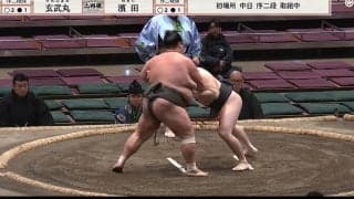 「行司の体デカくね？」力士より体格が目立つ22歳行司にファン熱視線「見る度に大きくなってそのうちお相撲さんに…」