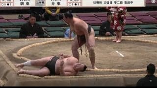 「何があった!?」48歳角界の鉄人力士が土俵で“異変” 若手力士が咄嗟に振り返り心配顔…「大丈夫か？」