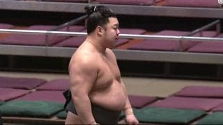 取組後に鼻血がたらり…強烈すぎる高速突っ張りを“すべて受けきる”力士に「技術が勝った」ファン驚嘆