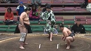 「すんごい筋力」小兵が巨漢力士を“吊る”衝撃光景 優勝を決める“超人”の怪力に館内どよめき