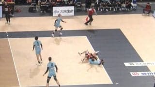男子バレー、相手2人を吹っ飛ばす超強烈サーブ 豪速球に揃って倒れ込む珍しい光景