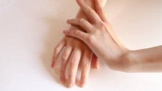 手や指先のシビレが治らなくて不安・・・それ腕が原因かもしれません！