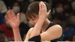 かわいいだけじゃ… 話題の女子バレー選手、天井サーブ“大失敗”で頭抱える