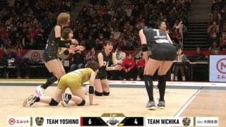 女子バレー、まさかの“ヘディング”レシーブ 想像の“斜め上”を行く珍プレーに選手ずっこけ