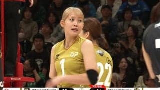 決めたのは金髪の美女選手 女子バレーで“14人対14人”のカオスな光景 見事なブロックで“ピシャリ”