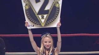 「足細っ」“異色”の空手美女ラウンドガールにファン驚き「スタイルすご」「笑顔可愛い」