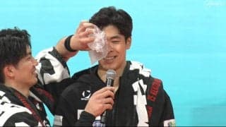 強烈スパイクが顔面直撃「ちょっと目が腫れてますけど…」男子バレー日本代表が“痛々しい姿”でファンの前に登場 後輩にいじられる珍光景も