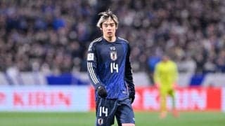 ｢これカッコよ過ぎた｣伊東純也に大ブーイング!? 闘志あふれるタックルがファウル＆イエロー判定で感情露わ！｢なんでイエロー？｣