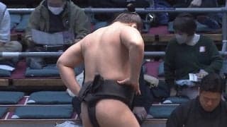 白星直後、力士に異変 激痛に耐え深々と一礼 土俵下での振る舞いに「深いお辞儀、痛そう」「心配だ」