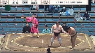 「折れた？」取組中、力士の手に“異変” 視線を落とし気にする珍しい仕草に心配の声 取組後にも気にかける様子