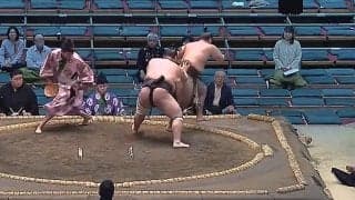 「お姉さんのひざ元まで」巨漢力士が土俵の外へダイブ 館内“ヒヤリ”驚きの声も