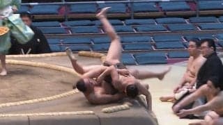 大相撲で「何だ今のパワースラムみたいなのはw」16歳小兵の逆転劇が話題 見事すぎる完成度に館内どよめき