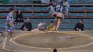 力士が走る、走る…！「あんなところまでw」升席のファンもお口“あんぐり” 熱戦直後に親方も思わず振り返る“珍光景”に館内笑い 