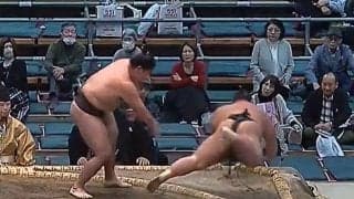 叩かれた力士が土俵の外まで飛んでく危険な結末に館内騒然「あんな飛んで無事なのすごい」安堵の声も