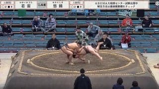 相手力士を「グリングリンした」 くるくる回って土俵にドン「うまい」「すっげ」19歳若手力士に館内どよめきと拍手