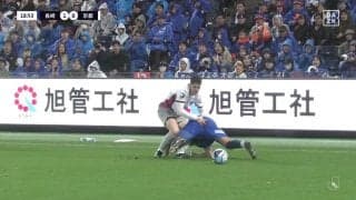 「やばくないか」元得点王の負傷交代にファン騒然「脱臼？」長崎FWが接触転倒→肩を押さえて悶絶「手をついた時の形が…」