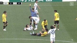 「なんでイエロー？」Jリーグで“まさかの判定”が物議…「危なーい！」解説絶叫のエアバトルで柏DFと事故衝突→警告の水戸FWが苦笑い