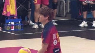 これは絶対拾えない… 男子バレーで斬新すぎる始球式 背負われたリベロに「エンタメすぎる」