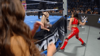 「なにこれｗ」女子プロレスでリングの“隙間”を活用するトリックプレーが話題に「ユニークな攻撃です！」