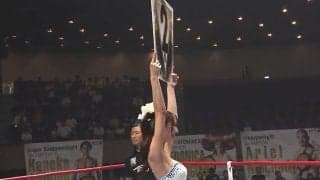 「何このキレイな人」「一人だけ衣装が違う」ひと際目を引くラウンドガールにざわつき “9等身”映える華麗な技も披露