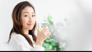 ビタミンCは朝・夜どっちに摂るのが正解？サプリと美容液の使い分けも解説
