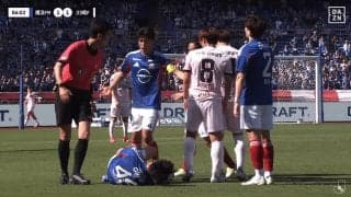 「意図的に踏んでない？」川崎MFの“激しすぎるデュエル”が物議！「蹴りは止めて」「何してんの」横浜FWへの危険行為にSNS騒然