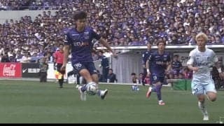 まるでベルカンプ！19歳MFの“変態トラップ”を元日本代表10番も絶賛「真上から来るボールはすごく難しい」走りながらビタ止め→即シュートの超テクニック
