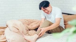 睡眠時に足がつる原因
