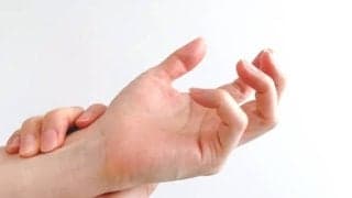 その手指の痛み、放置しないで！更年期の女性を襲うメノポハンドとは