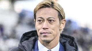北中米W杯の解説決定で話題の本田圭佑が｢10番｣を背負った名門ACミランの新ユニ発表！ストライプ復活に｢近年で1番好み｣｢背中まで線が！」