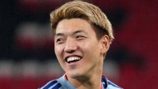 ｢むちっとこえてむきっと｣堂安律、娘と“相思相愛”最新2Sでお茶目ポーズ！出産後の美人妻、エルメスコーデの私服姿も話題！