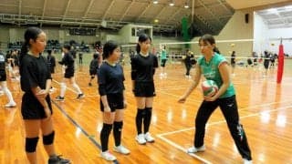 和歌山の中学生、大阪マーヴェラスの選手からバレーボール指導