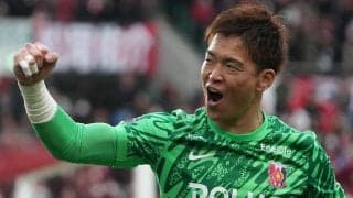 ｢さすが彩艶に正GKを譲らなかった男｣西川周作40歳、超絶ロングフィードで同点弾！ J1浦和を初勝利に導く神の左足に｢まじエデルソン｣｢アシストつかない!?｣