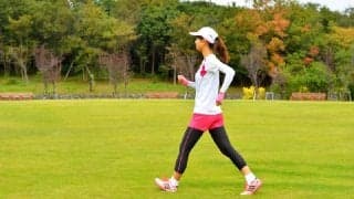 健康に良い歩き方。腕は「前」に振る？「後ろ」に振る？