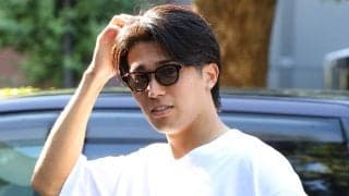 ｢どこかの国の王子様やろ…｣リヨン加入3日目の中村敬斗、優雅なワイングラス観戦が話題！｢これがフランスか…｣｢何やっても絵にしかならない男｣