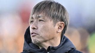 ｢なんでヤットと挨拶？｣G大阪の新規スポンサー発表に遠藤保仁コーチが登場！相手社長との“異例すぎる2ショット”に｢すごい縁｣｢名刺交換で5度見｣