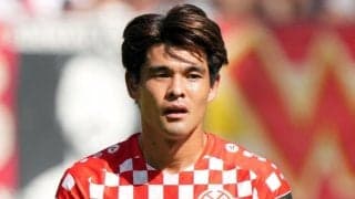 ｢激アツ｣｢未来VS未来｣ブンデスリーガで日本代表の“期待の星”が激突！突破するMFをDFがボックス内で魂のストップ！｢海外でこの対峙見れるのアツい｣｢どっちもA代表で見たい｣