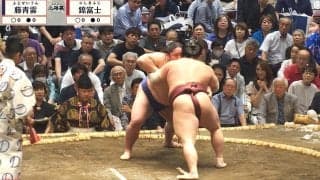 「ラフな格好の大物政治家が」大相撲、親方の背後に“鎮座”する姿が話題「本人だわw」「見っけ」
