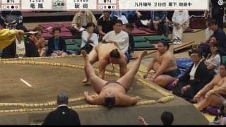 走る、走る、行司が土俵を全力ダッシュ！ 力士の速すぎる攻めに“あわや”の瞬間 館内どよめきも見事回避「ナイス行司w」