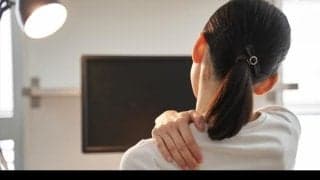 肩こり悪化の原因は加齢？ 痛みを和らげる秘策を薬剤師が紹介
