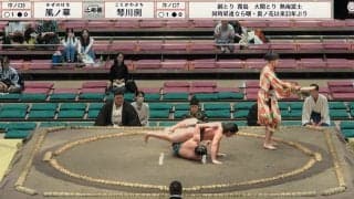 「えっ、なにいまの」アクロバティックな“豪快決着”に「バックドロップ行くのかと」館内どよめき