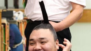 綱とり霧島が連敗回避「しっかり当たることだけ」立ち合いに集中、琴栄峰を寄り切って３勝目