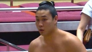 「超小顔」「何頭身だよ」188センチ、“モデル体型”のイケメン力士にファン驚嘆 「脚長いな」