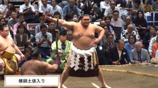 「あ、見っけ」横綱越しに“チラリ”美しい著名人 「また同じ場所に」「お綺麗です」横綱土俵入りでカメラが捉えた貴重な瞬間